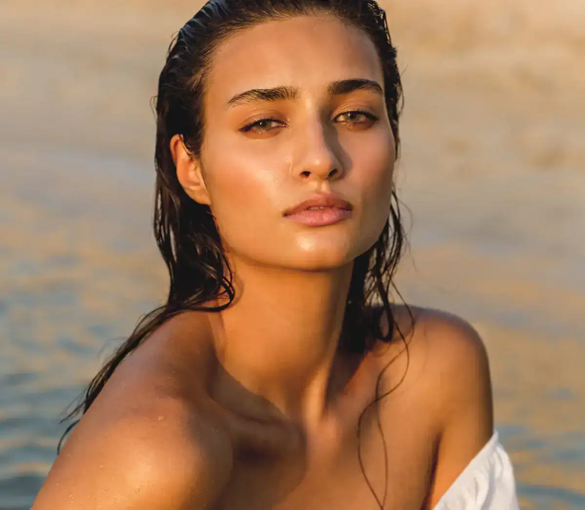 Smiling couple enjoying a relaxed outdoor moment together in natural sunlight